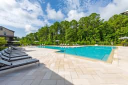 Beachy Bliss: Elegant 2BR/2BA with Pool & Gym - Image 2