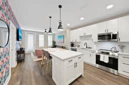 Luxury Tropical 1BR/1BA with Pool & Gym - Image 5