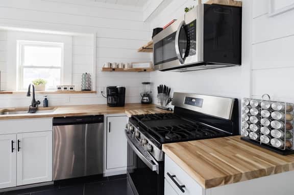 Chic 4 BR: Minutes to Cleveland Clinic, CWRU & UH! - Image 4