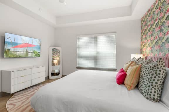 Beachy Escape: 2BR/2BA w./ Pool, Gym, and Theater - Image 3