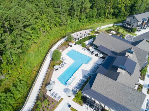 Idyllic and Tropical 2BR/2BA with Pool & Gym - Image 2