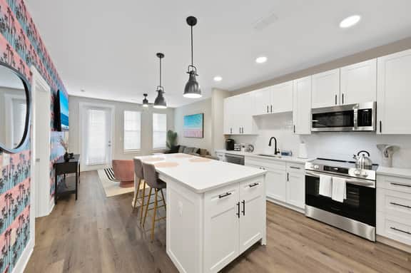 Luxury Tropical 1BR/1BA with Pool & Gym - Image 5