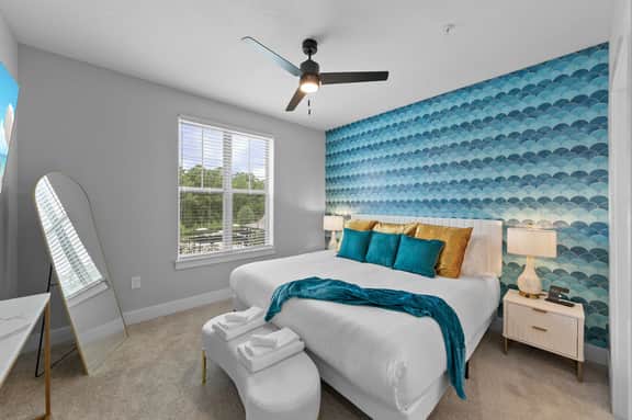 The Flamingo: Lush 2BR/2BA with Pool & Gym - Image 4