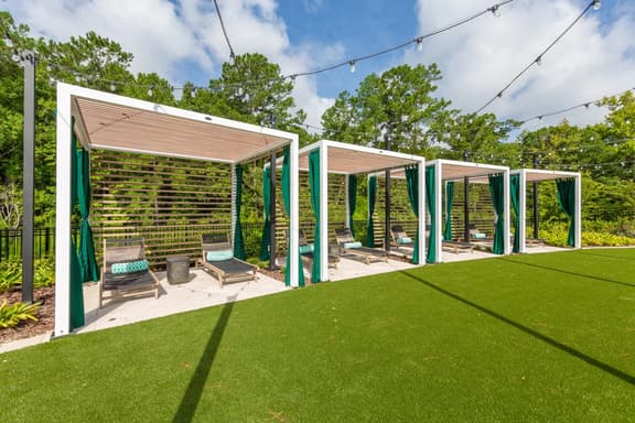 Beachy Oasis: Posh 2BR/2BA with Pool & Gym - Image 1